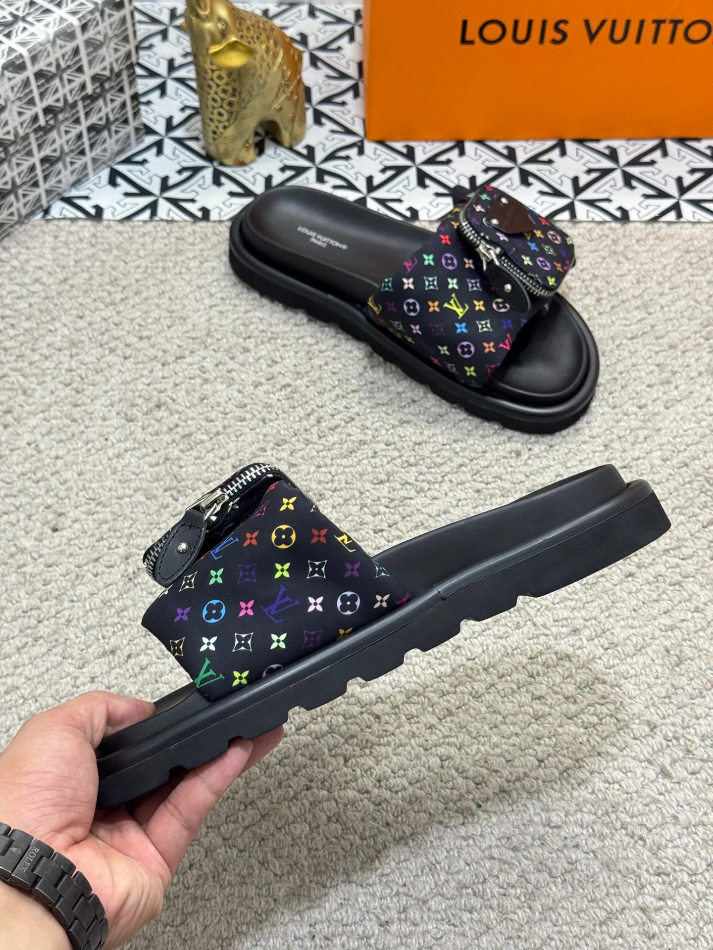 Men's shoes 💰400 [New style] 🦇🦇Top original order [Louis Vuitton] Couple style 👫Spring and summer style🎯🎯As an active family in the fashion industry ⭐ Lv is characterized by bold innovation ⚡Fabric down cloth🔥 Combined outsole, clean and tidy ⚡Fashionable and generous🌹Multiple colors available..Size: 36-44 (45 customized